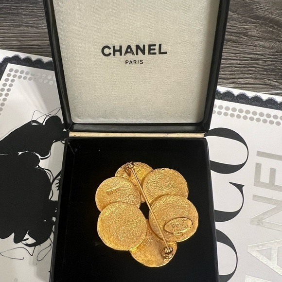 RARE! Chanel Vintage CC Medallion Brooch - Picture 6 of 7